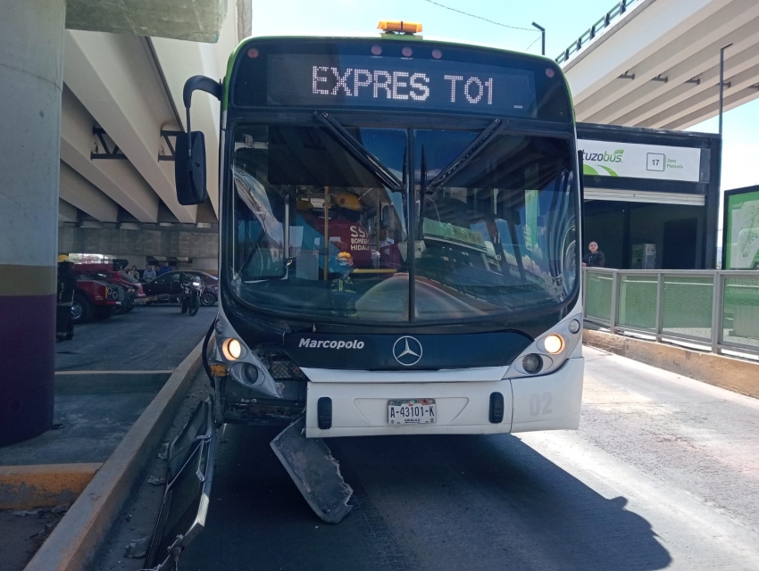 Un muerto y tres heridos, al chocar vs el Tuzobús