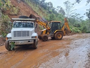 SIPDUS atiende caminos afectados por lluvias