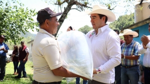 Entrega Saderh cr&iacute;as de peces en Acaxochitl&aacute;n