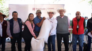 Entrega titular de Saderh diferentes apoyos en Nopala de Villagr&aacute;n