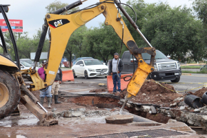 Trabaja SIPDUS en liberar el paso de agua en el dren San Antonio