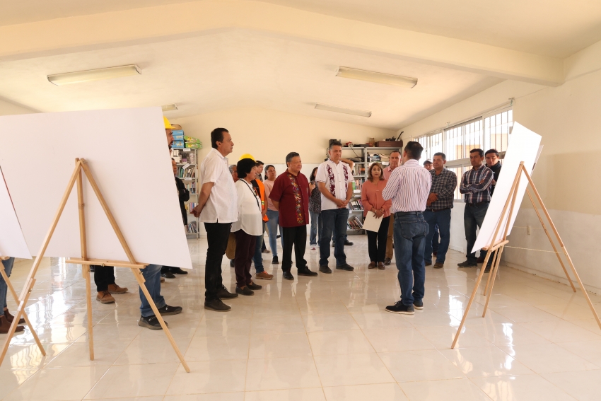 Supervisan construcción de barda perimetral en Telesecundaria de Acaxochitlán