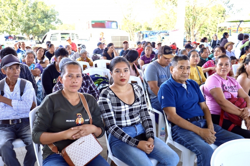 Mujeres reciben respuestas durante la Jornada por la Paz y Bienestar del Pueblo