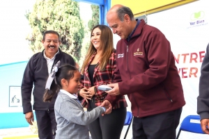 Entrega SEPH m&aacute;s de mil lentes a estudiantes de Tezontepec de Aldama