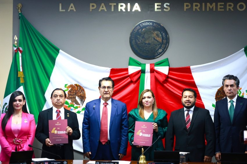 Guillermo Olivares entrega al Congreso del Estado la glosa del Cuarto Informe de Gobierno