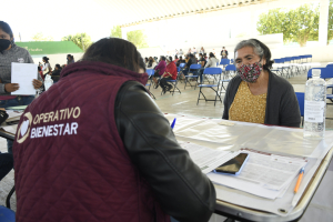 Entregan tarjetas del Bienestar a Personas Adultas Mayores