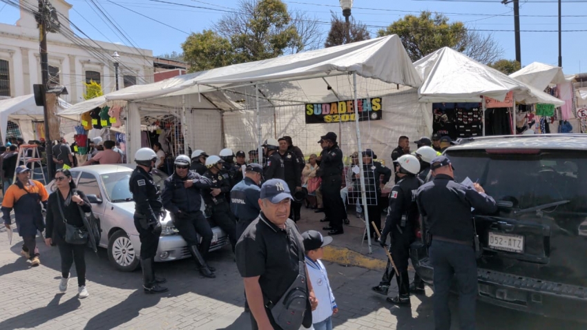 Pelean &quot;como perros&quot;, por control de las calles