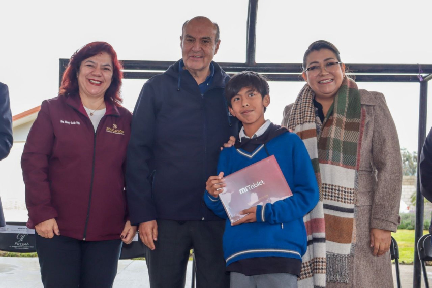    Natividad Castrejón entrega tabletas a estudiantes de secundaria en Tetepango y Tlahuelilpan