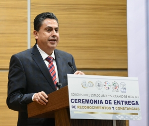 Congreso entrega reconocimientos a servidores p&uacute;blicos, en convenio con el senado