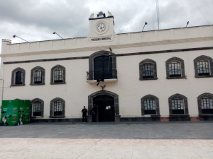 Sin acceso a los medios de comunicaci&oacute;n y a puerta cerrada el nuevo alcalde de Zapotl&aacute;n Hugo Salvador &Aacute;lvarez Rivero tom&oacute; protesta.