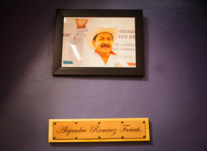 Develaci&oacute;n de la placa en reconocimiento a Alejandro Ram&iacute;rez Furiati exl&iacute;der cenecista