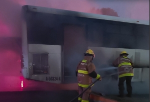 Se incendia autob&uacute;s sobre el bulevar Colosio