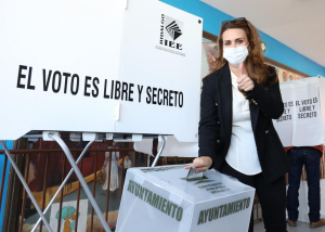 Carolina Viggiano, Secretaria General del CEN del PRI, emitió su voto