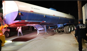 Asegura SSPH predio con pipas, recupera 80 mil litros de hidrocarburo y detiene a dos hombres en Zapotl&aacute;n