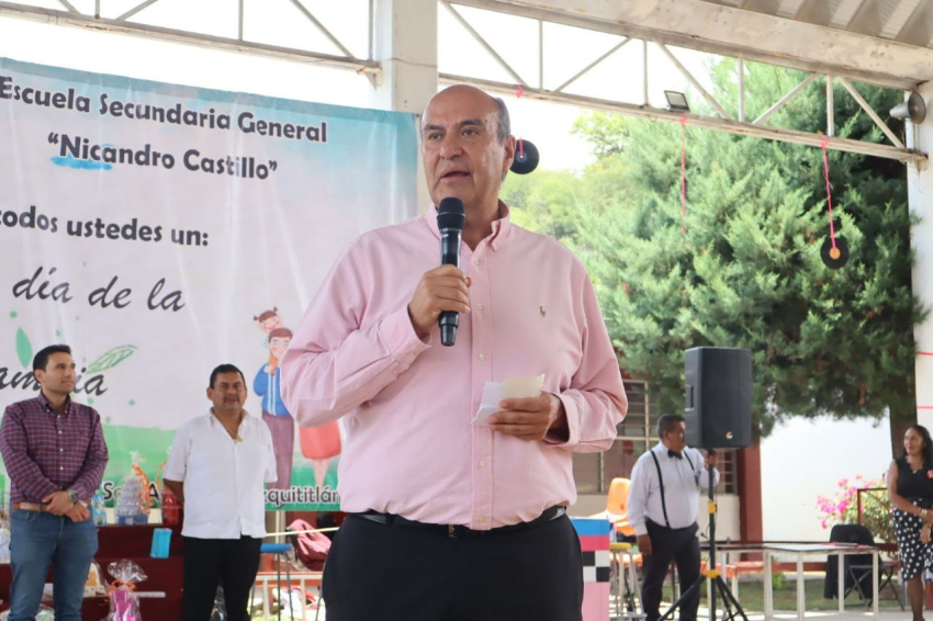 Más de 2 mil estudiantes reciben mobiliario en Metztitlán y San Agustín Metzquititlán