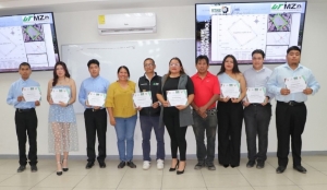 Estudiantes entregan planos topogr&aacute;ficos a comunidad El Salitre