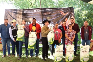 Entregan terneras y vientres ovinos para 12 municipios