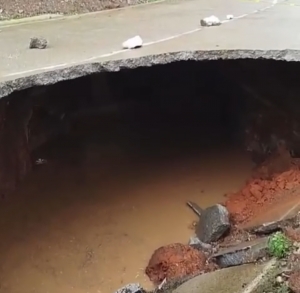 Reportan derrumbes por las intensas lluvias