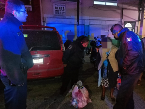 Polic&iacute;a de Pachuca ayuda a reencontrarse con familiares a mujer extraviada