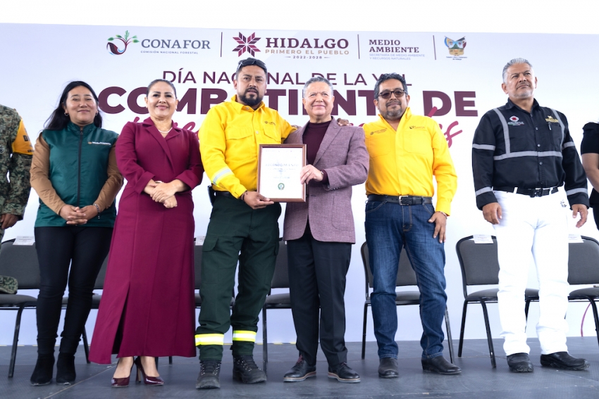 Julio Menchaca enaltece labor de combatientes de incendios forestales  