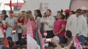 X&oacute;chitl G&aacute;lvez se re&uacute;ne con comerciantes en Tepito y promete defender la venta en la calle