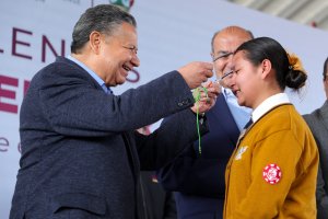 Reciben lentes gratuitos&nbsp;m&aacute;s de 20 mil estudiantes para aprender mejor