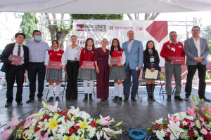 Natividad Castrejón entregó tabletas a estudiantes del BEH en Tepeji del Río
