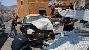 Taxi se impacta contra una casa en la colonia El Arbolito