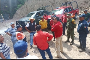 Brigadistas atienden incendio forestal en la localidad de El Potrero, en Tenango de Doria