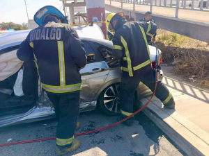 Bomberos atienden accidente en bulevar Santa Catarina&nbsp;