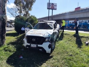 Vuelca unidad del transporte metropolitano en bulevar Felipe &Aacute;ngeles
