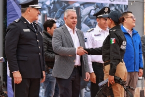 Entrega Sergio Ba&ntilde;os equipamiento a Polic&iacute;a de Pachuca