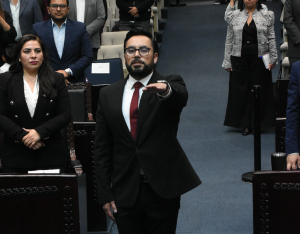 Jes&uacute;s L&oacute;pez Serrano rinde Protesta de Ley como Secretario de Servicios Legislativos.