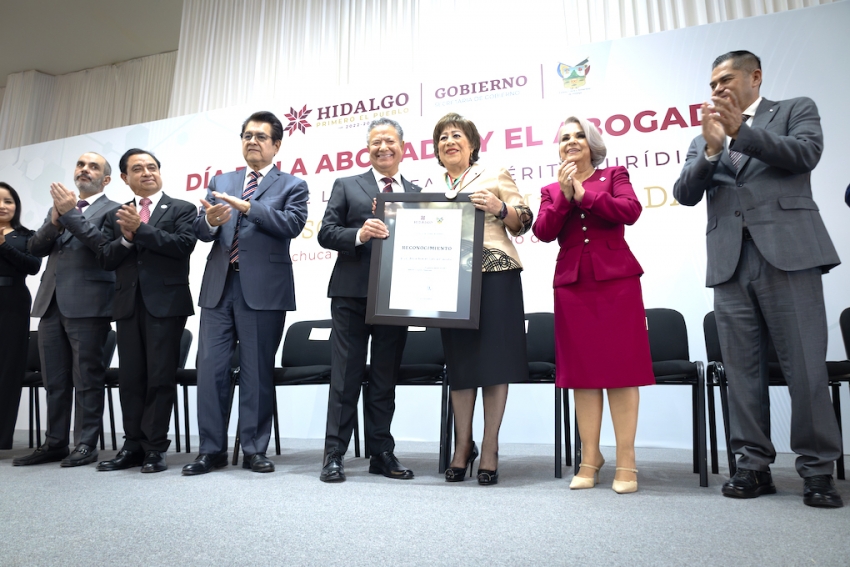 Julio Menchaca entrega Presea al Mérito Jurídico a la primera notaria de Hidalgo  