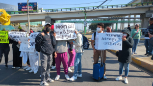 Estudiantes de la UPP bloquean bulevar  Felipe &Aacute;ngeles y carretera Pachuca-Cd Sahag&uacute;n