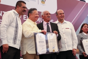 Reconocen a&ntilde;os de entrega de docentes hidalguenses