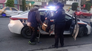 Polic&iacute;a de Pachuca ayuda a adulto mayor