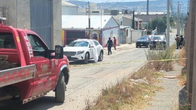 Matan a balazos a hombre dentro de camioneta de lujo