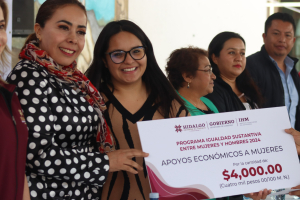 Entrega gobierno de Hidalgo apoyos econ&oacute;micos a mujeres