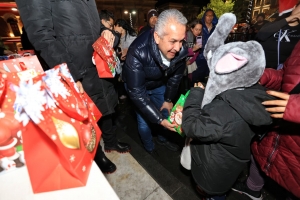 Realizan en Pachuca encendido de Plaza Independencia
