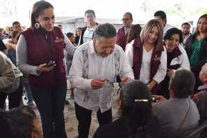 Gobierno de Hidalgo entrega lentes a través de las Unidades Móviles Gerontológicas