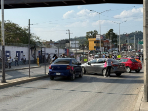 Protestan padres de familia y transportistas, cierran v&iacute;as de comunicaci&oacute;n.