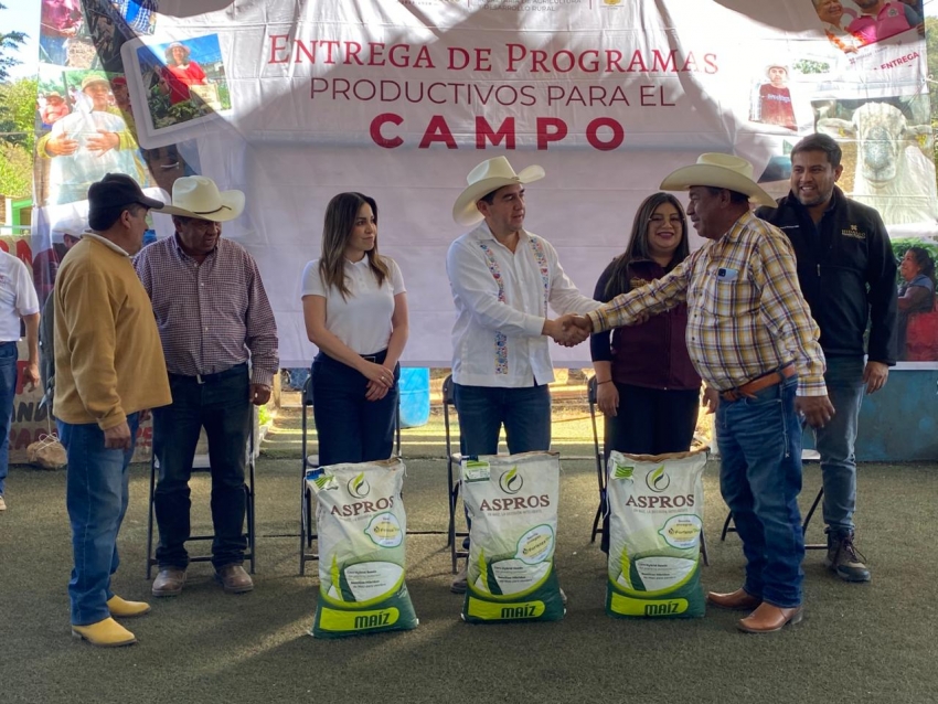 Fortalecen al campo con entrega regional de apoyos productivos en Omitlán
