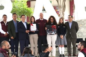 Entregan uniformes y libros para fortalecer educaci&oacute;n media superior
