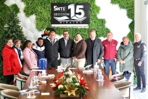 Said Vargas se re&uacute;ne con docentes en Mixquiahuala.