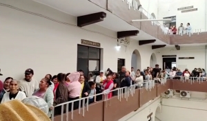 Irrumpen en la alcald&iacute;a d&eacute; Mixquiahuala y piden quemarla