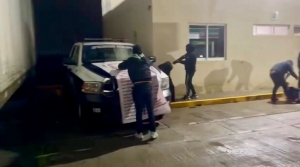 Comando armado destruye patrulla y somete a polic&iacute;as en Tepeji del R&iacute;o