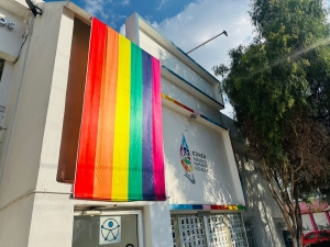 CDHEH que viste banderas del orgullo LGBTQy+ en apoyo al mes del orgullo