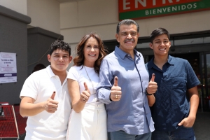 Francisco Olvera, candidato de PRI-PAN-PRD, acudi&oacute; a ejercer su voto junto con su familia