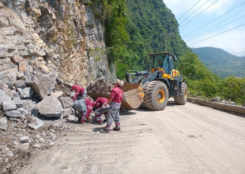 Gobierno de Hidalgo continúa con acciones de limpieza en caminos y carreteras